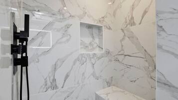 Vierpersoonskamer, 2 queensize bedden | Badkamer | Een douche, een haardroger, zeep, shampoo