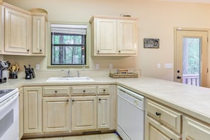 Fridge, microwave, stovetop, dishwasher