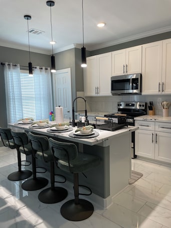 Fridge, microwave, oven, stovetop. Charming 3-bedroom house in marvelous Houston with AC, WiFi