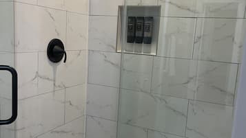 Chuveiro, secador de cabelo, toalhas de banho, sabonete