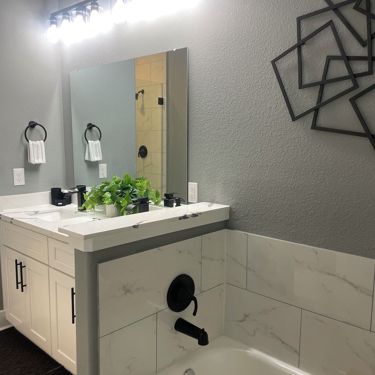 Photo 18 of Charming 3-bedroom house in marvelous Houston with AC, WiFi
