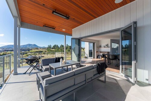 Luxe Family Haven in Wharewaka- modern home, bring all your toys