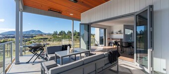 Luxe Family Haven in Wharewaka- modern home, bring all your toys