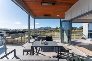 Outdoor dining - Luxe Family Haven in Wharewaka- modern home, bring all your toys (Taupo)