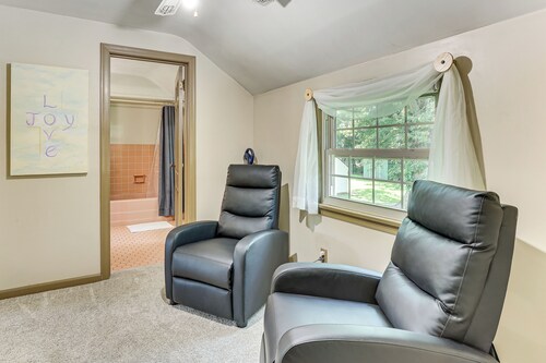 1 Mi to Dtwn Salem: Apt w/ Garage Access!