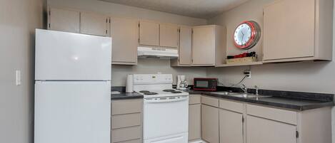 Refrigerador, microondas, horno, placa de cocina