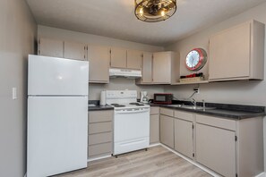 Jääkaappi, mikroaaltouuni, uuni, liesi