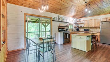 Køleskab, kogeplade, køkkentøj/tallerkener/redskaber