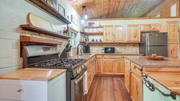 Køleskab, kogeplade, køkkentøj/tallerkener/redskaber