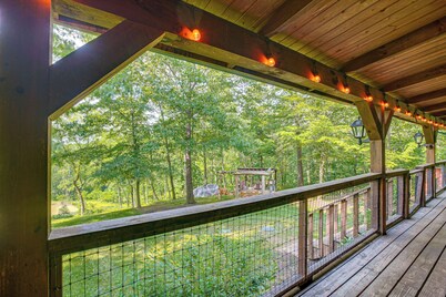 Pond & Fire Pit: Charming Log Cabin near Blue Rock