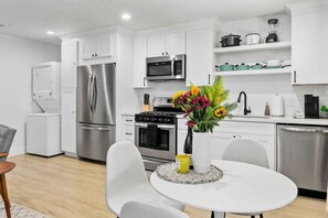 冷蔵庫、電子レンジ、オーブン、コンロ