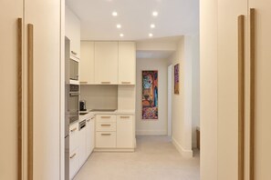 Jääkaappi, mikroaaltouuni, uuni, liesi