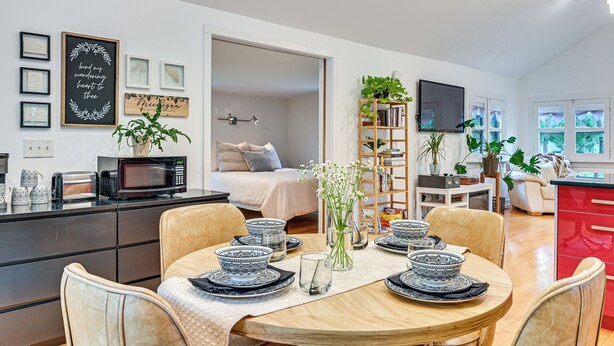Un espacio moderno con comedor, cocina y dormitorio.