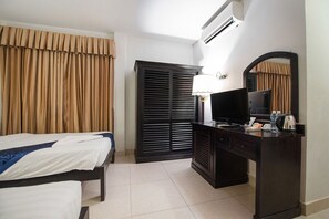Habitación doble superior, vista a la ciudad | Escritorio, espacio para trabajar con laptop y insonorización 
