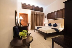 Superior Double Room, City View | Desk, laptop workspace, soundproofing, iron/ironing board