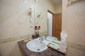 Amenidades de baño gratuitas, secadora de cabello, pantuflas, jabón 