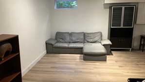 Living area - Ottawa apt beside park & close to Bank St. Great for couples with kids/pets (Ottawa)