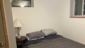 Room - Ottawa apt beside park & close to Bank St. Great for couples with kids/pets (Ottawa)