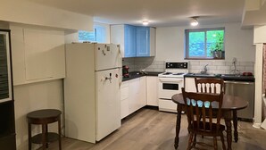 Private kitchen - Ottawa apt beside park & close to Bank St. Great for couples with kids/pets (Ottawa)