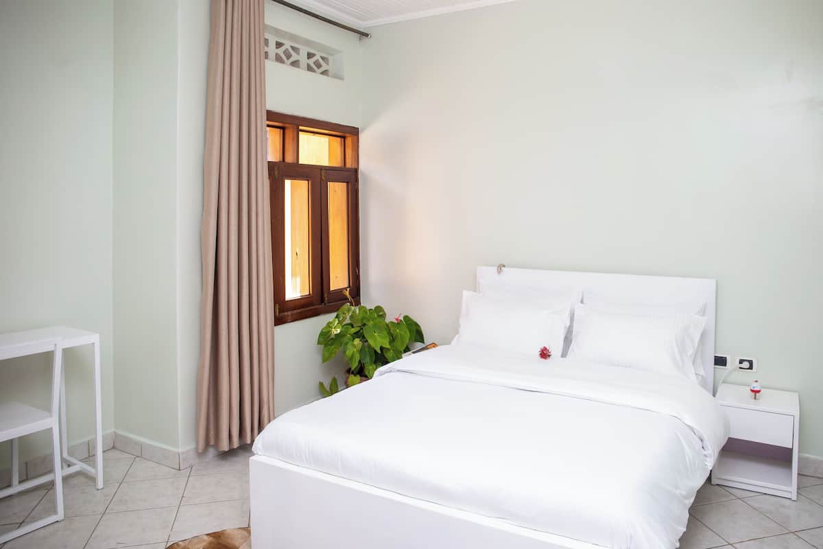 Desk, laptop workspace, WiFi (free), bed sheets