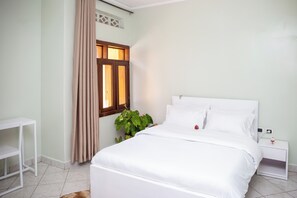 Skrivebord, skrivebord for bærbar PC, wi-fi (inkludert) og sengetøy