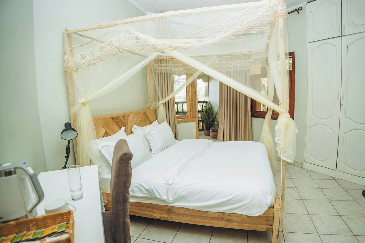 Desk, laptop workspace, WiFi (free), bed sheets