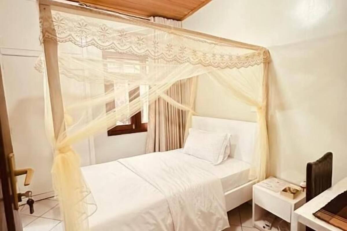 Chambre Simple Économique | Bureau, espace de travail pour ordinateur portable, Wi-Fi gratuit