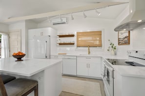 Mikrobølgeovn, ovn, kokeplater og oppvaskmaskin