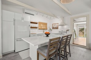 Mikrobølgeovn, ovn, kokeplater og oppvaskmaskin