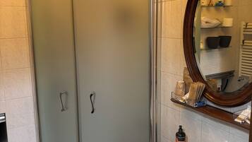 Asciugacapelli, bidet, asciugamani, sapone