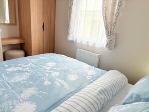 3 عدّة غرف نوم وواي فاي وملاءات أسرّة