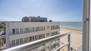 Un bâtiment moderne doté d’un balcon donnant sur une plage.