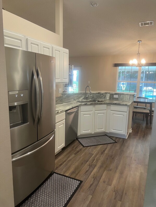 Micro-ondes, four, plaque de cuisson, lave-vaisselle