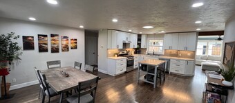 Grand ole House w/ Pool & Hottub