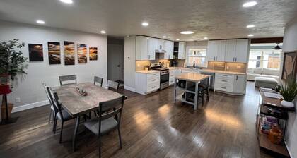 Grand ole House w/ Pool & Hottub