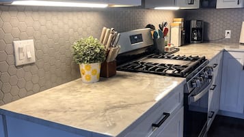 Een koelkast, een oven, een kookplaat, een vaatwasser