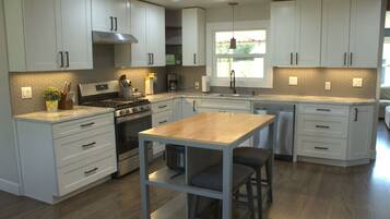 Een koelkast, een oven, een kookplaat, een vaatwasser