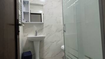 淋浴设施、吹风机、毛巾、肥皂