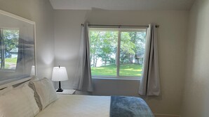 1 bedroom, WiFi, bed sheets - BrightWater Lake Front Cabin (Minocqua)