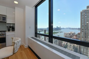 Fridge, microwave, oven, stovetop - Ultra-Luxury Midtown Duplex w/ Skyline Views (New York)