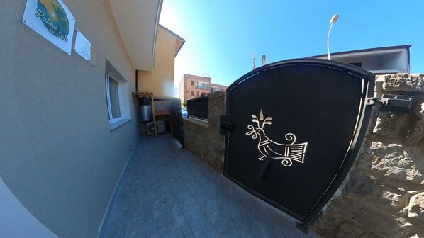 Room, 1 Bedroom | Property grounds