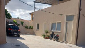 Room, 1 Bedroom | Property grounds