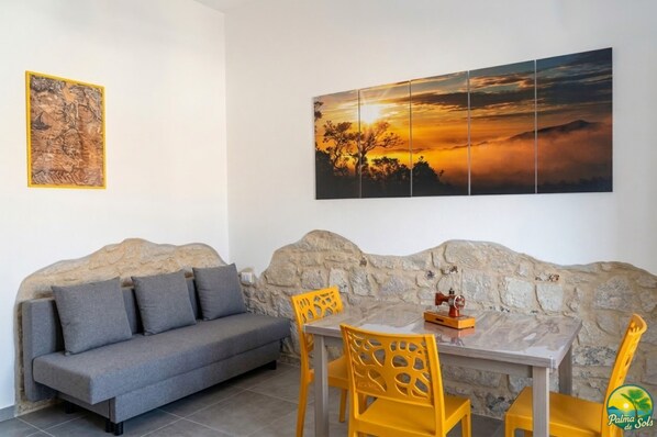 Room, 1 Bedroom | Living room