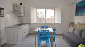 Room, 1 Bedroom | Dining room