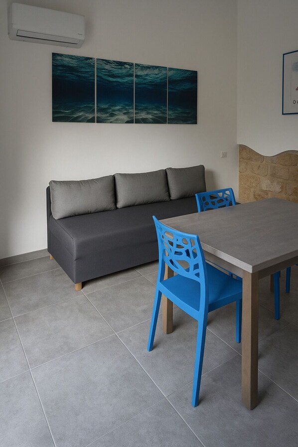 Room, 1 Bedroom | Living room