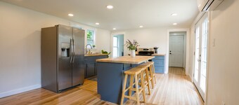 Charming 3-bedroom house with AC, WiFi and a large yard in the heart of Bangor!