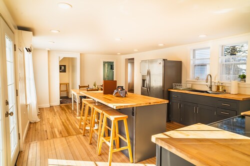 Charming 3-bedroom house with AC, WiFi and a large yard in the heart of Bangor!