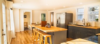 Charming 3-bedroom house with AC, WiFi and a large yard in the heart of Bangor!