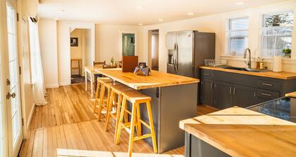 Charming 3-bedroom house with AC, WiFi and a large yard in the heart of Bangor!