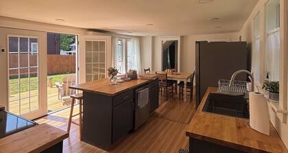 Charming 3-bedroom house with AC, WiFi and a large yard in the heart of Bangor!